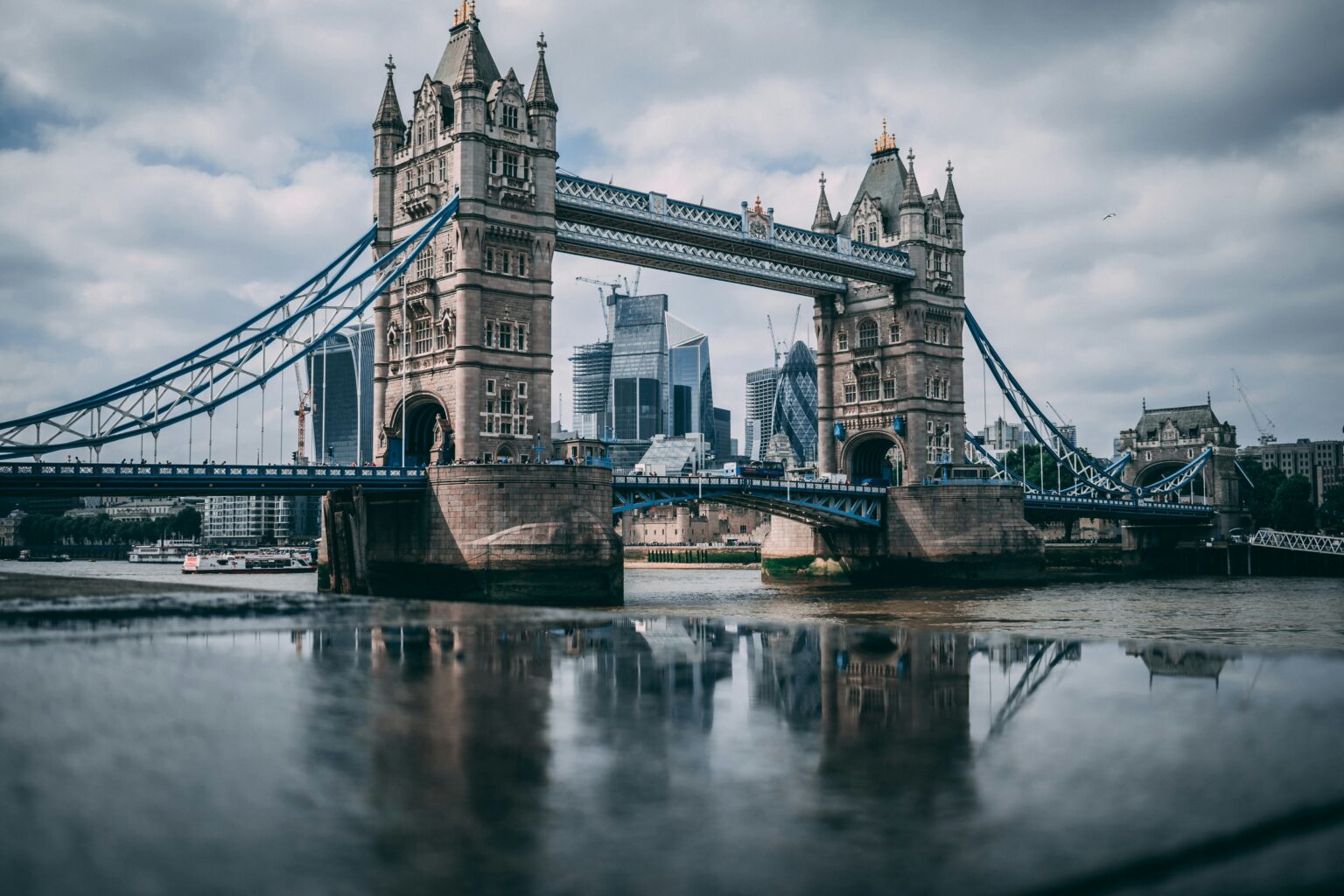 robert-tudor-EjHr26LqfhI-unsplash